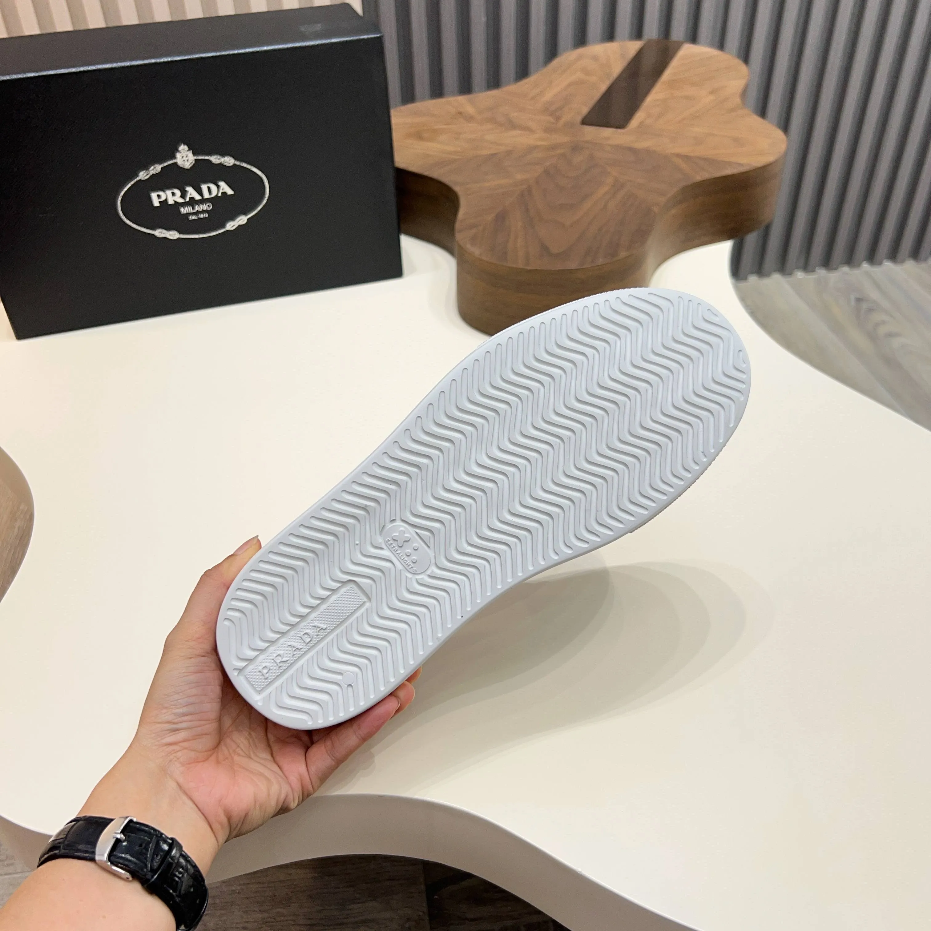 💰740 Thick-soled trendy brand (Prada) mainly promotes popular models, avant-garde and versatile fashionable men's shoes, private version molding, cowhide splicing 1:1 replica... fashionable, simple, elegant, more eye-catching and more classy, ​​it will subvert the old idea, a must-have for fashionistas who want to spend time with you! Must keep it! Tall and comfortable outsole, high-end quality workmanship. @ Code number: 39-44 38 45 can be ordered. Multiple colors are available.